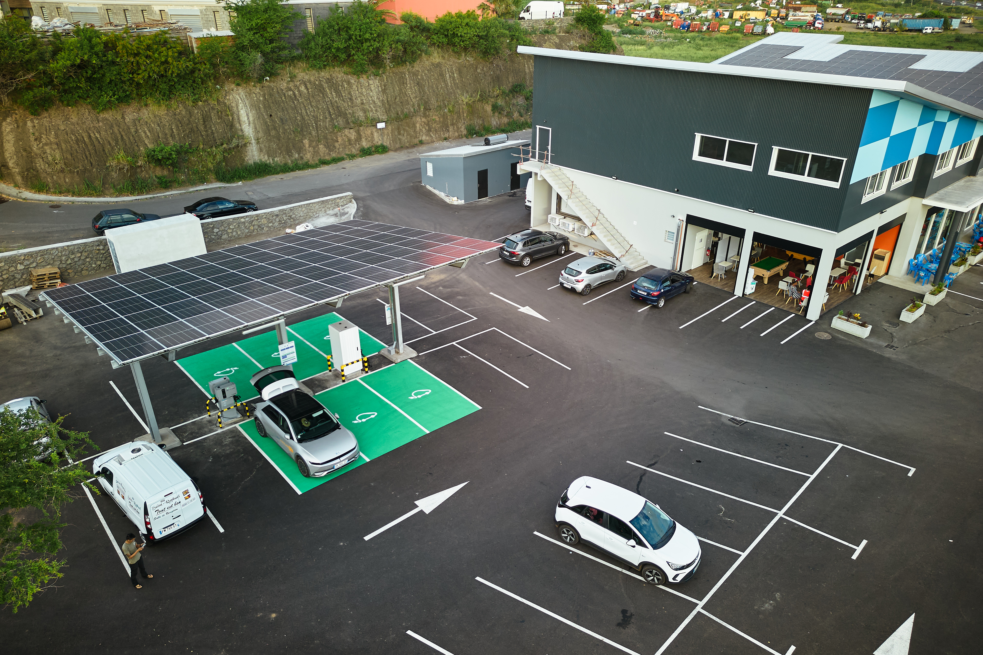 EV charging station OLA Pierrefonds with PV canopy